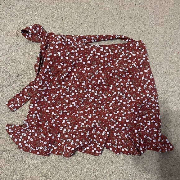 Red ditsy floral mini skirt size XS - Picture 7 of 9